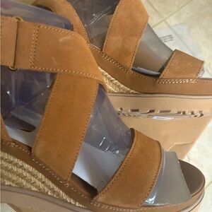 Uggs. Brand New sandals 👡